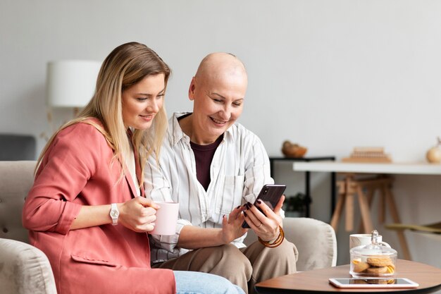 Donna di mezza età con cancro della pelle che passa del tempo con la sua amica