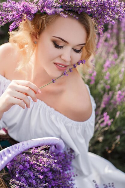 donna di mezza età nel campo di lavanda