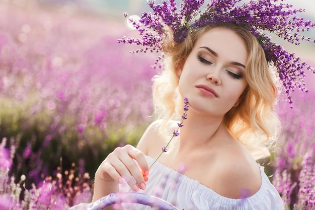 donna di mezza età nel campo di lavanda