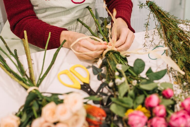 Foto gratuito donna di raccolto che fa bouquet floreale