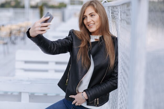 Donna di scattare una foto di se stessa mentre sorridendo