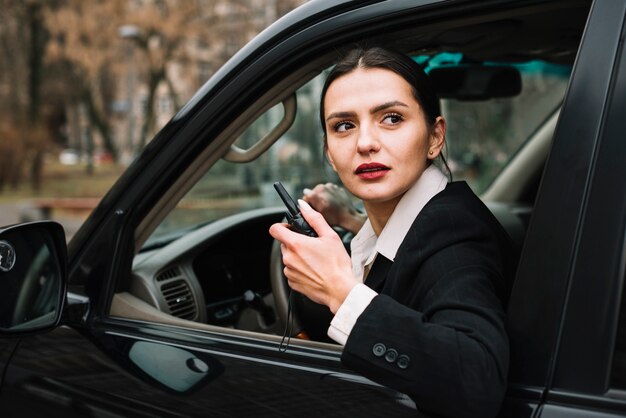 Donna di sicurezza dell'angolo alto in automobile