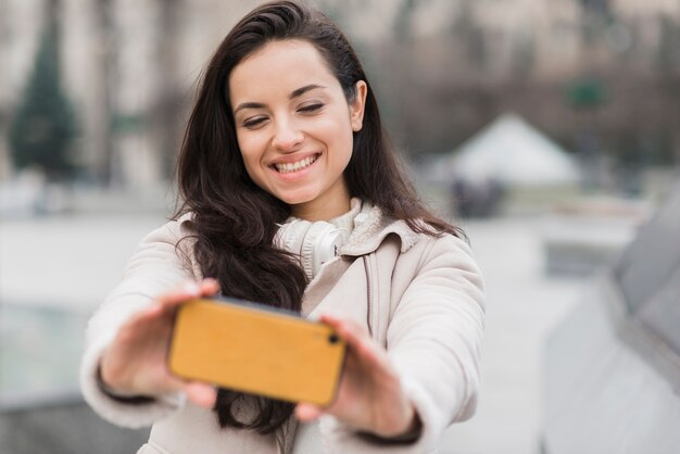 Donna di smiley che cattura selfie