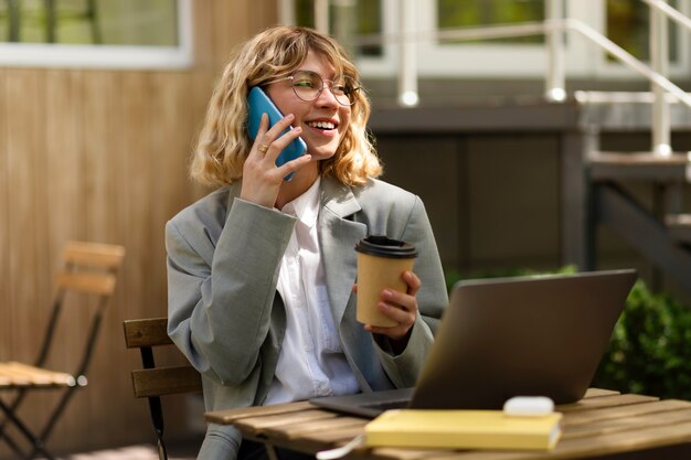 Donna di smiley che parla sul colpo medio del telefono