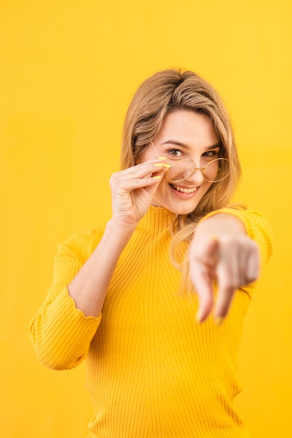 Donna di smiley che propone con gli occhiali