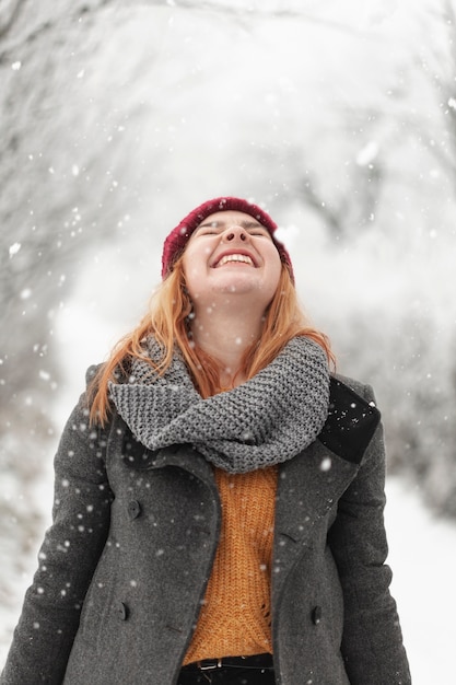 Donna di smiley che sta nella neve