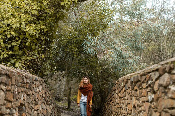 Foto gratuito donna di smiley colpo medio all'aperto