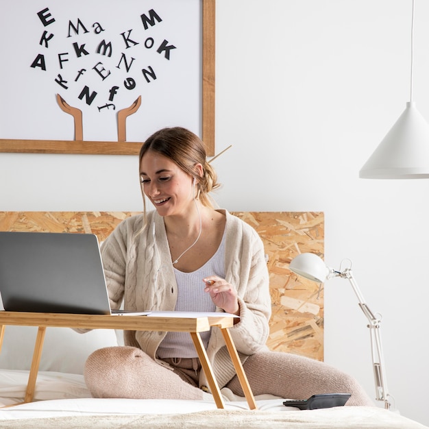 Donna di smiley colpo medio con gli auricolari