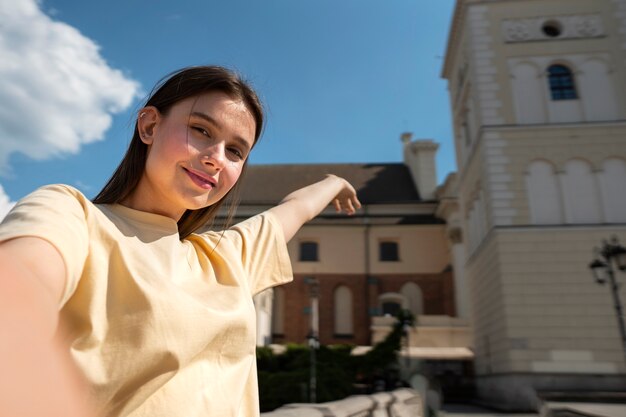 Donna di smiley colpo medio in posa all'aperto