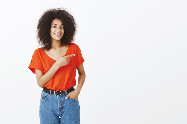 Donna di smiley con acconciatura afro in posa in studio