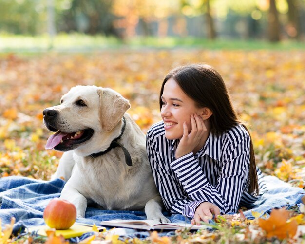 Donna di smiley con il suo cane nel parco