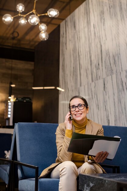 Donna di smiley del colpo medio che parla sul telefono