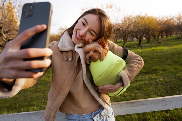 Donna di smiley del colpo medio che prende selfie