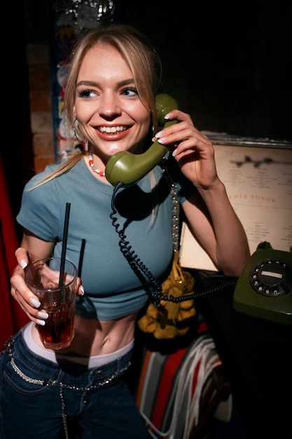 Donna di smiley di alto angolo che parla sul telefono