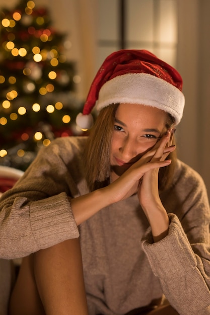 Donna di smiley in posa mentre indossa il cappello della santa