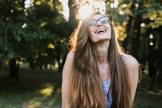 Donna di smiley vista frontale con gli occhiali