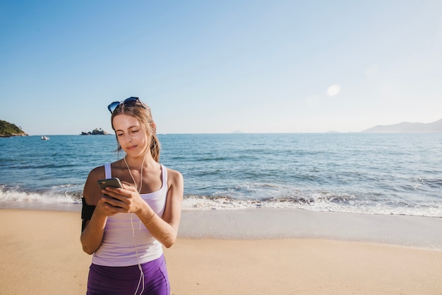 Donna di sport che texting con il suo telefono