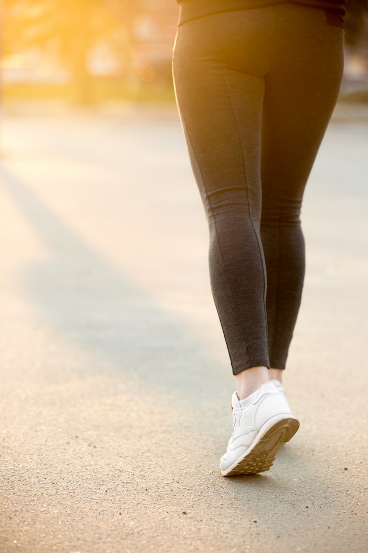 Foto gratuito donna di sport in strada
