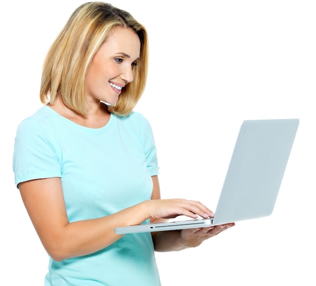 Donna di successo che scrive sul computer portatile - isolato su bianco