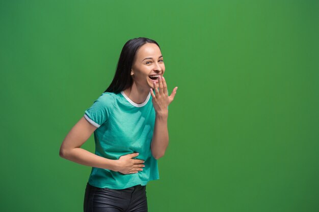 Donna di successo vincente felice estatico che celebra essere un vincitore.