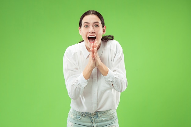 Donna di successo vincente felice estatico che celebra essere un vincitore.