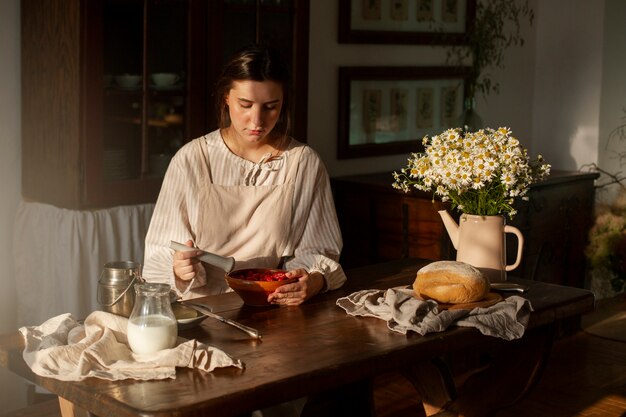 Donna di taglia media che vive in una fattoria.