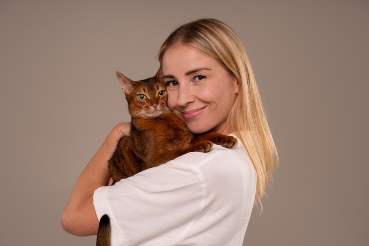 Foto gratuito donna di taglio medio con un gatto in studio