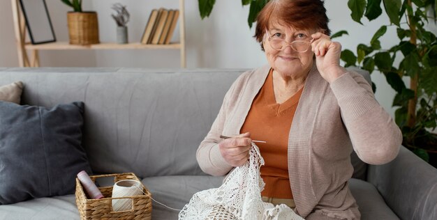 Donna di tiro medio all'uncinetto al chiuso