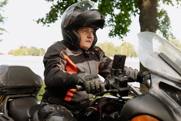 Donna di tiro medio che indossa il casco di sicurezza