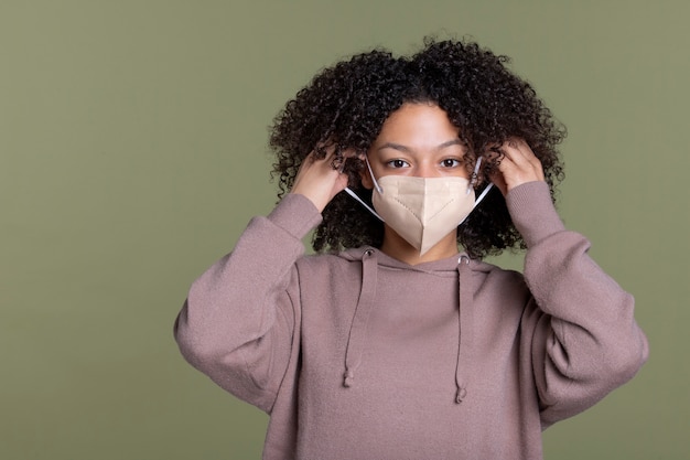 Donna di tiro medio che indossa la maschera