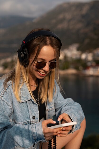 Donna di tiro medio che indossa un completo in denim totale