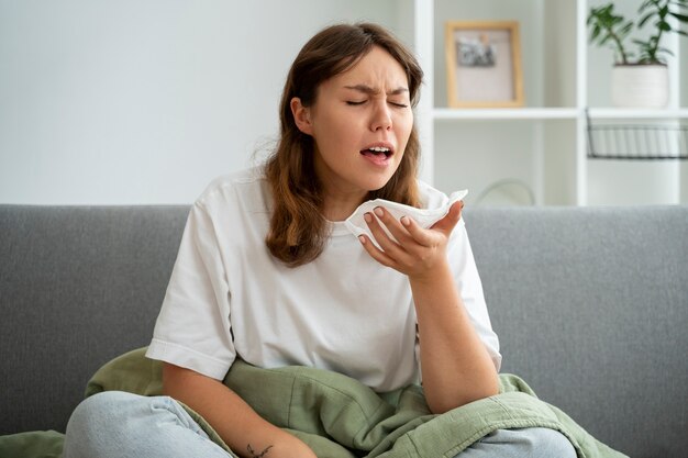 Donna di tiro medio che soffre di allergia