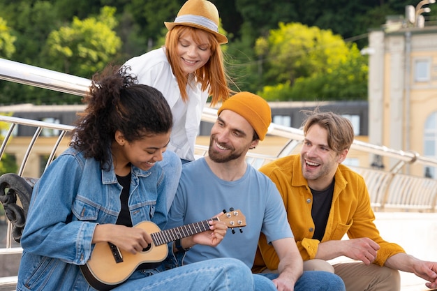 Donna di tiro medio che suona la chitarra