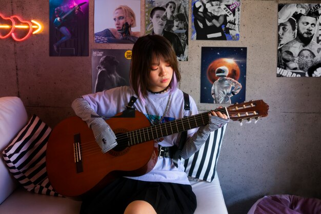 Donna di tiro medio che suona la chitarra