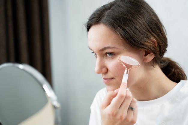 Donna di tiro medio che utilizza lo strumento viso