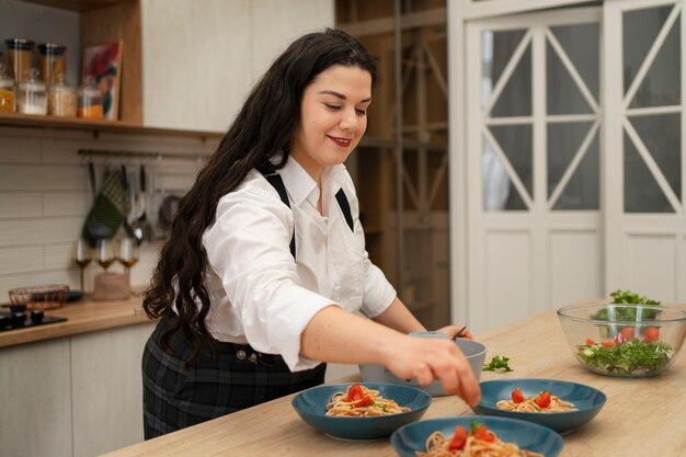 Donna di tiro medio con cibo delizioso