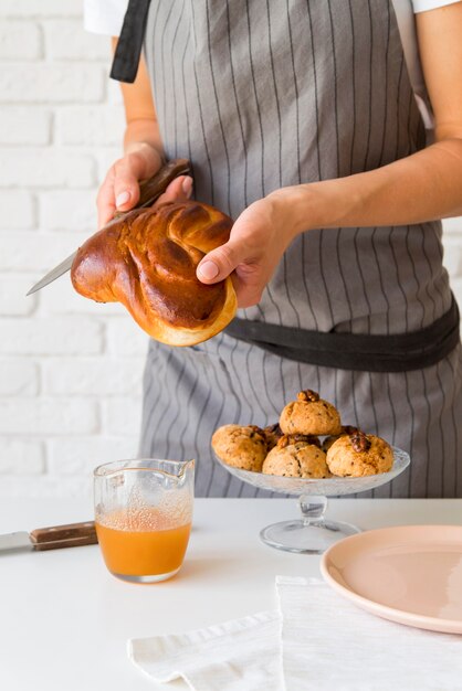 Donna di vista frontale che affetta pane