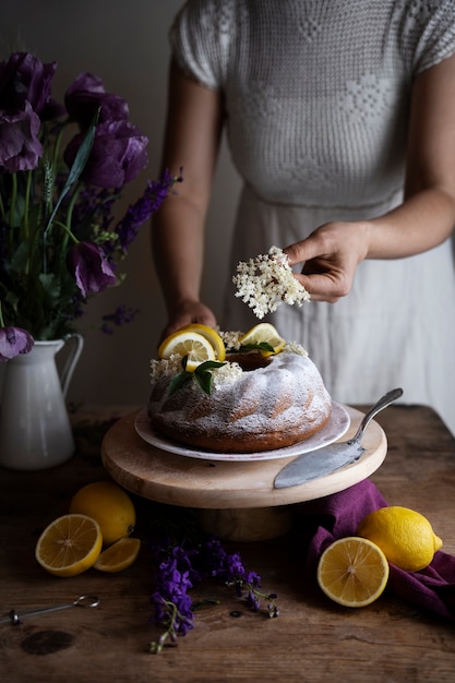 Donna di vista frontale che decora il dessert