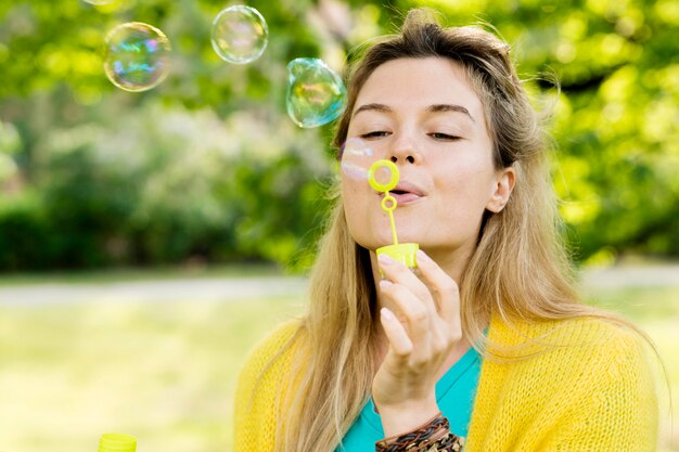 Donna di vista frontale che fa le bolle