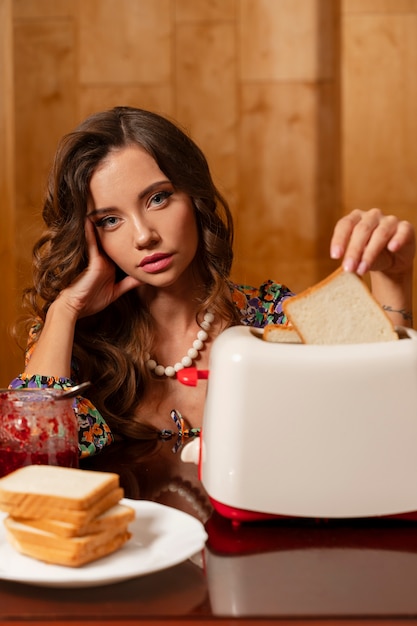 Donna di vista frontale che fa pane tostato