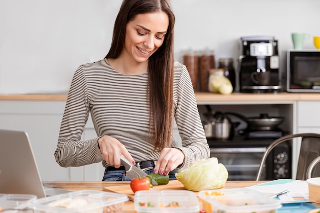 Donna di vista frontale che fa una pausa pranzo all'interno