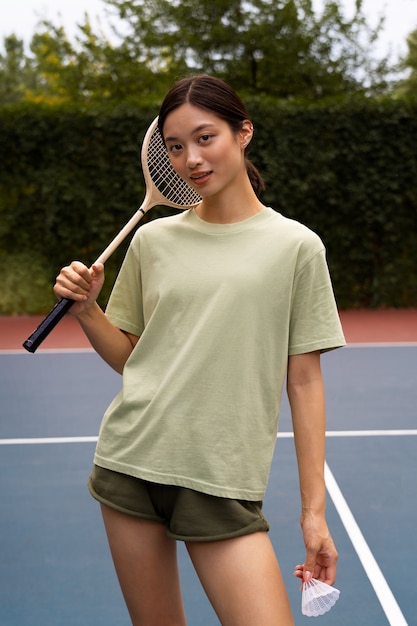 Donna di vista frontale che gioca a badminton