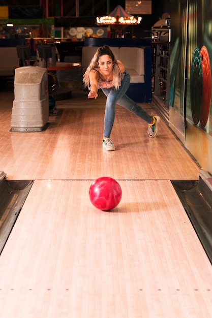 Donna di vista frontale che gioca a bowling