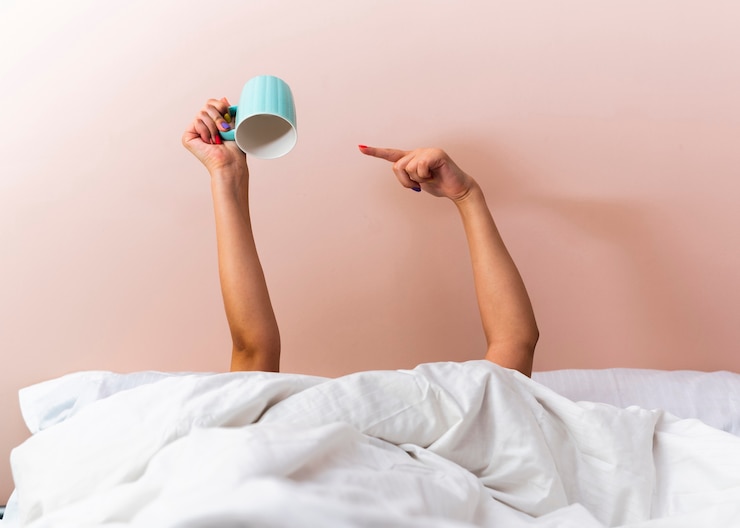 Foto gratuito donna di vista frontale che indica barretta una tazza della holding