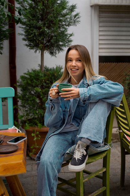 Donna di vista frontale che indossa l'attrezzatura totale del denim