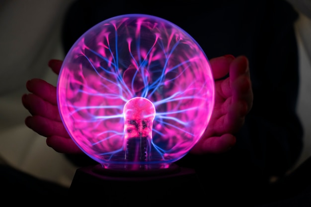 Donna di vista frontale che interagisce con una palla al plasma