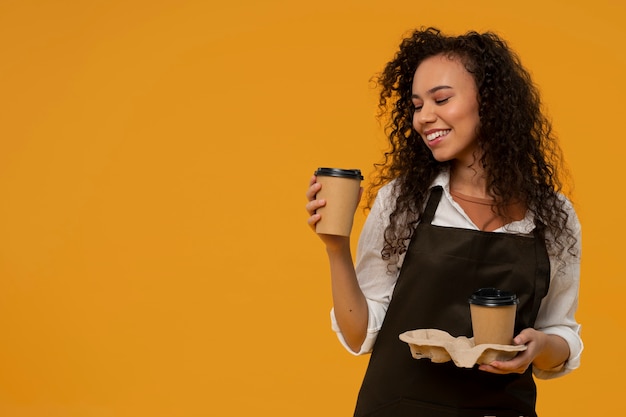 Donna di vista frontale che lavora come barista