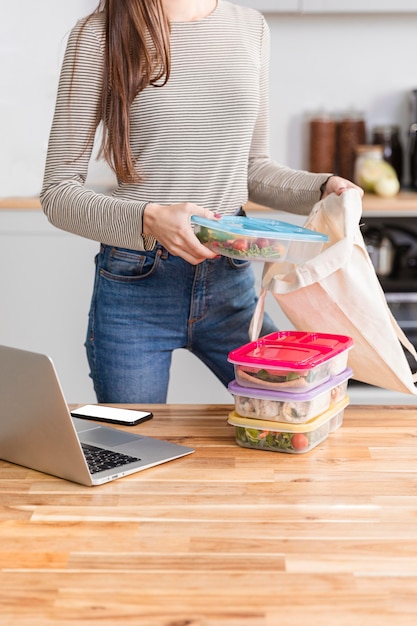 Donna di vista frontale che lavora dalla casa e dall'alimento