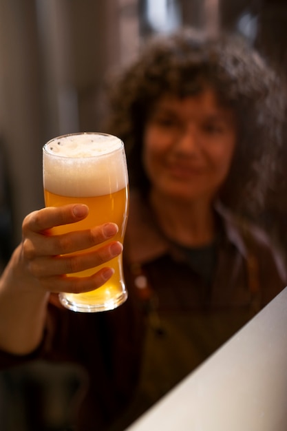 Donna di vista frontale che lavora nella fabbrica di birra