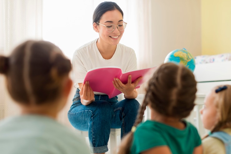 Foto gratuito donna di vista frontale che legge qualcosa per i suoi studenti
